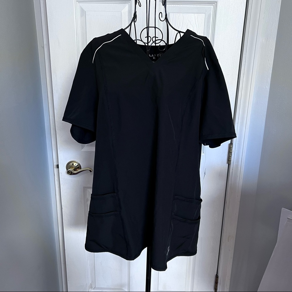 JAANUU black scrub top NWT